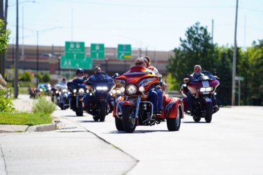Green Bay, Wisconsin / ABD - 29 Ağustos 2020: Pro Trump blue Life Madde Mavisi motosikletçiler, polis araçları ve diğer araçlar destek göstermek amacıyla yeşil körfezden geçtiler