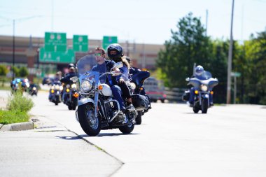 Green Bay, Wisconsin / ABD - 29 Ağustos 2020: Pro Trump blue Life Madde Mavisi motosikletçiler, polis araçları ve diğer araçlar destek göstermek amacıyla yeşil körfezden geçtiler