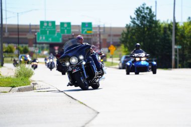 Green Bay, Wisconsin / ABD - 29 Ağustos 2020: Pro Trump blue Life Madde Mavisi motosikletçiler, polis araçları ve diğer araçlar destek göstermek amacıyla yeşil körfezden geçtiler