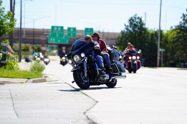 Green Bay, Wisconsin / ABD - 29 Ağustos 2020: Pro Trump blue Life Madde Mavisi motosikletçiler, polis araçları ve diğer araçlar destek göstermek amacıyla yeşil körfezden geçtiler