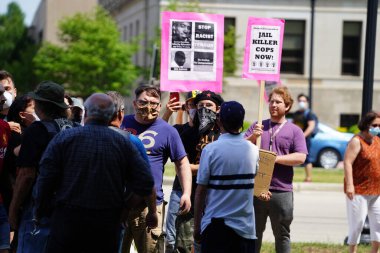 Kenosha, Wisconsin / ABD - 27 Haziran 2020: BLM destekçileri ve antifa mavi yaşamlı madde mitinginde destekçilerle çatışmaya girerken, yerel polis her iki taraf arasında bir bölünmeyi sürdürdü