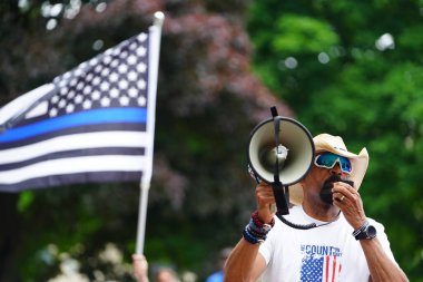 Kenosha, Wisconsin / ABD - 27 Haziran 2020: Milwaukee İlçe Şerifi David A. Clarke Jr. Mavi Yaşamlar için düzenlenen polis destek mitingine katıldı ve bir konuşma yaptı..