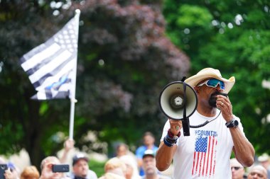 Kenosha, Wisconsin / ABD - 27 Haziran 2020: Milwaukee İlçe Şerifi David A. Clarke Jr. Mavi Yaşamlar için düzenlenen polis destek mitingine katıldı ve bir konuşma yaptı..