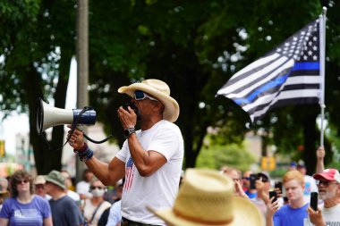 Kenosha, Wisconsin / ABD - 27 Haziran 2020: Milwaukee İlçe Şerifi David A. Clarke Jr. Mavi Yaşamlar için düzenlenen polis destek mitingine katıldı ve bir konuşma yaptı..