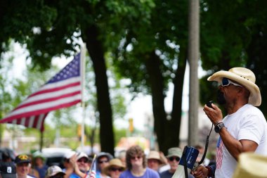 Kenosha, Wisconsin / ABD - 27 Haziran 2020: Milwaukee İlçe Şerifi David A. Clarke Jr. Mavi Yaşamlar için düzenlenen polis destek mitingine katıldı ve bir konuşma yaptı..
