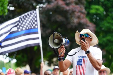 Kenosha, Wisconsin / ABD - 27 Haziran 2020: Milwaukee İlçe Şerifi David A. Clarke Jr. Mavi Yaşamlar için düzenlenen polis destek mitingine katıldı ve bir konuşma yaptı..