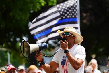 Kenosha, Wisconsin / ABD - 27 Haziran 2020: Milwaukee İlçe Şerifi David A. Clarke Jr. Mavi Yaşamlar için düzenlenen polis destek mitingine katıldı ve bir konuşma yaptı..