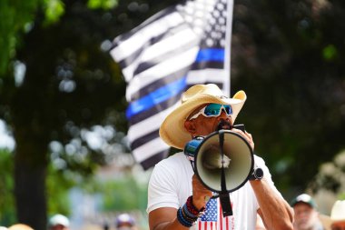 Kenosha, Wisconsin / ABD - 27 Haziran 2020: Milwaukee İlçe Şerifi David A. Clarke Jr. Mavi Yaşamlar için düzenlenen polis destek mitingine katıldı ve bir konuşma yaptı..