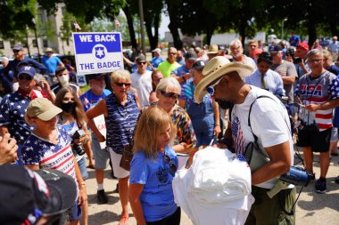 Kenosha, Wisconsin / ABD - 27 Haziran 2020: Milwaukee İlçe Şerifi David A. Clarke Jr. Mavi Yaşamlar için düzenlenen polis destek mitingine katıldı ve bir konuşma yaptı..