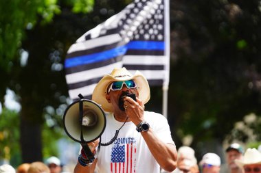 Kenosha, Wisconsin / ABD - 27 Haziran 2020: Milwaukee İlçe Şerifi David A. Clarke Jr. Mavi Yaşamlar için düzenlenen polis destek mitingine katıldı ve bir konuşma yaptı..
