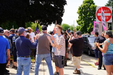 Kenosha, Wisconsin / ABD - 27 Haziran 2020: BLM destekçileri ve antifa mavi yaşamlı madde mitinginde destekçilerle çatışmaya girerken, yerel polis her iki taraf arasında bir bölünmeyi sürdürdü