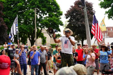 Kenosha, Wisconsin / ABD - 27 Haziran 2020: Milwaukee İlçe Şerifi David A. Clarke Jr. Mavi Yaşamlar için düzenlenen polis destek mitingine katıldı ve bir konuşma yaptı..