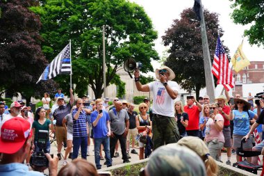 Kenosha, Wisconsin / ABD - 27 Haziran 2020: Milwaukee İlçe Şerifi David A. Clarke Jr. Mavi Yaşamlar için düzenlenen polis destek mitingine katıldı ve bir konuşma yaptı..