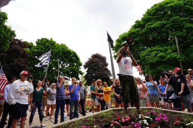 Kenosha, Wisconsin / ABD - 27 Haziran 2020: Milwaukee İlçe Şerifi David A. Clarke Jr. Mavi Yaşamlar için düzenlenen polis destek mitingine katıldı ve bir konuşma yaptı..
