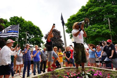 Kenosha, Wisconsin / ABD - 27 Haziran 2020: Milwaukee İlçe Şerifi David A. Clarke Jr. Mavi Yaşamlar için düzenlenen polis destek mitingine katıldı ve bir konuşma yaptı.