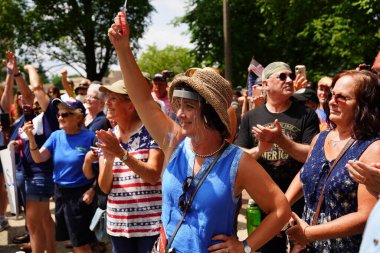 Kenosha, Wisconsin / ABD - 27 Haziran 2020: Birçok Wisconsinite 'li mavi hayatlar için düzenlenen rozet mitingine destek vermek için geldi.