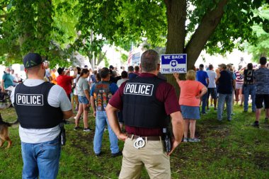 Kenosha, Wisconsin / ABD - 27 Haziran 2020: Birçok Wisconsinite 'li mavi hayatlar için düzenlenen rozet mitingine destek vermek için geldi.