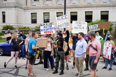 Kenosha, Wisconsin / ABD - 27 Haziran 2020: BLM destekçileri ve antifa mavi yaşamlı madde mitinginde destekçilerle çatışmaya girerken, yerel polis her iki taraf arasında bir bölünmeyi sürdürdü