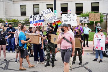 Kenosha, Wisconsin / ABD - 27 Haziran 2020: BLM destekçileri ve antifa mavi yaşamlı madde mitinginde destekçilerle çatışmaya girerken, yerel polis her iki taraf arasında bir bölünmeyi sürdürdü