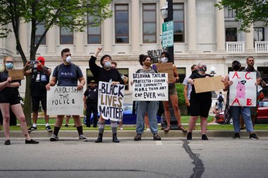 Kenosha, Wisconsin / ABD - 27 Haziran 2020: BLM destekçileri ve antifa mavi yaşamlı madde mitinginde destekçilerle çatışmaya girerken, yerel polis her iki taraf arasında bir bölünmeyi sürdürdü