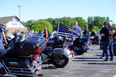 Green Bay, Wisconsin / ABD - 29 Ağustos 2020: Pro Trump blue lives matter Motosiklet rallisi Vandervest Harley-Davidson 'da gerçekleşti.