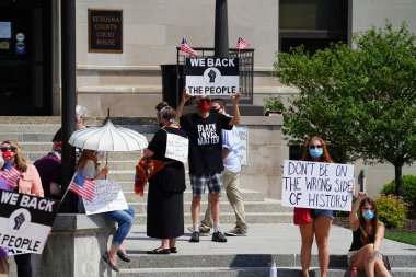 Kenosha, Wisconsin / ABD - 27 Haziran 2020: BLM destekçileri ve antifa mavi yaşamlı madde mitinginde destekçilerle çatışmaya girerken, yerel polis her iki taraf arasında bir bölünmeyi sürdürdü