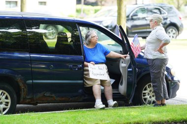 Kenosha, Wisconsin / ABD - 27 Haziran 2020: Birçok Wisconsinite 'li mavi hayatlar için düzenlenen rozet mitingine destek vermek için geldi..