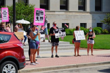 Kenosha, Wisconsin / ABD - 27 Haziran 2020: BLM destekçileri ve antifa mavi yaşamlı madde mitinginde destekçilerle çatışmaya girerken, yerel polis her iki taraf arasında bir bölünmeyi sürdürdü