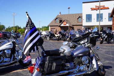 Green Bay, Wisconsin / ABD - 29 Ağustos 2020: Pro Trump blue lives matter Motosiklet rallisi Vandervest Harley-Davidson 'da gerçekleşti.