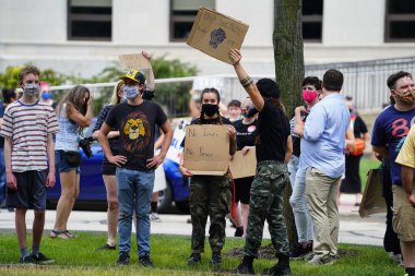 Kenosha, Wisconsin / ABD - 27 Haziran 2020: BLM destekçileri ve antifa mavi yaşamlı madde mitinginde destekçilerle çatışmaya girerken, yerel polis her iki taraf arasında bir bölünmeyi sürdürdü