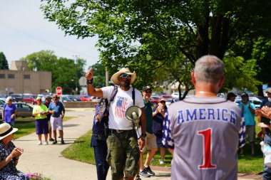 Kenosha, Wisconsin / ABD - 27 Haziran 2020: Milwaukee İlçe Şerifi David A. Clarke Jr. Mavi Yaşamlar için düzenlenen polis destek mitingine katıldı ve bir konuşma yaptı..