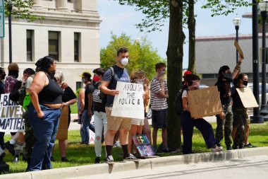 Kenosha, Wisconsin / ABD - 27 Haziran 2020: BLM destekçileri ve antifa mavi yaşamlı madde mitinginde destekçilerle çatışmaya girerken, yerel polis her iki taraf arasında bir bölünmeyi sürdürdü