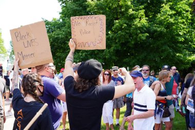 Kenosha, Wisconsin / ABD - 27 Haziran 2020: BLM destekçileri ve antifa mavi yaşamlı madde mitinginde destekçilerle çatışmaya girerken, yerel polis her iki taraf arasında bir bölünmeyi sürdürdü