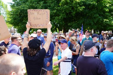 Kenosha, Wisconsin / ABD - 27 Haziran 2020: BLM destekçileri ve antifa mavi yaşamlı madde mitinginde destekçilerle çatışmaya girerken, yerel polis her iki taraf arasında bir bölünmeyi sürdürdü