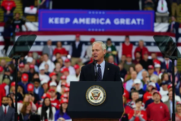 Milwaukee, Wisconsin / ABD - 14 Ocak 2020: Ron Johnson Wisconsin Cumhuriyetçi Senatörü UW-Milwaukee Panter Arena 'daki Başkan Donald Trump Rallisi' nde güçlü bir konuşma yaptı.