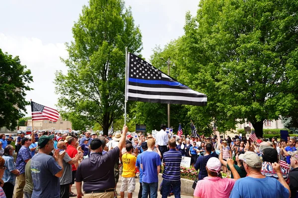 Kenosha, Wisconsin / ABD - 27 Haziran 2020: Birçok Wisconsinite 'li mavi hayatlar için düzenlenen rozet mitingine destek vermek için geldi..