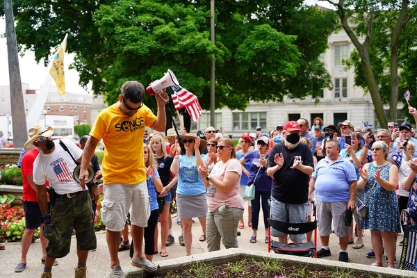 Kenosha, Wisconsin / ABD - 27 Haziran 2020: Birçok Wisconsinite 'li mavi hayatlar için düzenlenen rozet mitingine destek vermek için geldi.