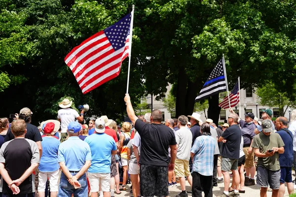 Kenosha, Wisconsin / ABD - 27 Haziran 2020: Birçok Wisconsinite 'li mavi hayatlar için düzenlenen rozet mitingine destek vermek için geldi.