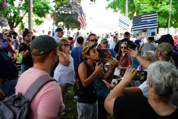 Kenosha, Wisconsin / ABD - 27 Haziran 2020: BLM destekçileri ve antifa mavi yaşamlı madde mitinginde destekçilerle çatışmaya girerken, yerel polis her iki taraf arasında bir bölünmeyi sürdürdü