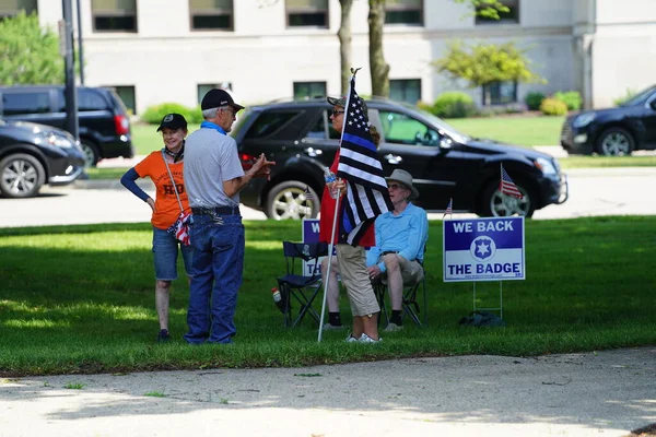 Kenosha, Wisconsin / ABD - 27 Haziran 2020: Birçok Wisconsinite 'li mavi hayatlar için düzenlenen rozet mitingine destek vermek için geldi.