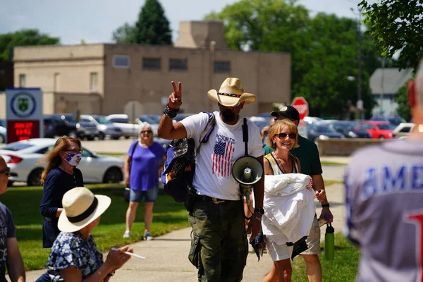 Kenosha, Wisconsin / ABD - 27 Haziran 2020: Milwaukee İlçe Şerifi David A. Clarke Jr. Mavi Yaşamlar için düzenlenen polis destek mitingine katıldı ve bir konuşma yaptı.