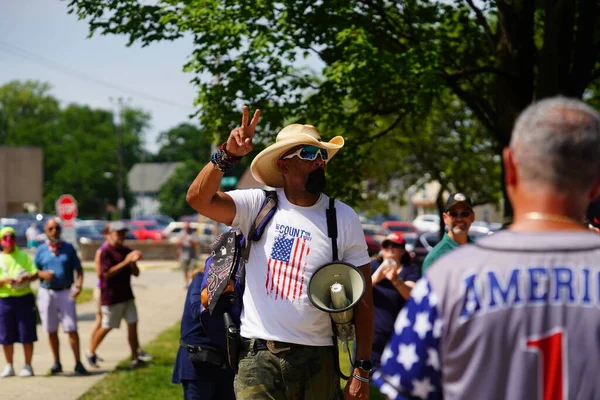 Kenosha, Wisconsin / ABD - 27 Haziran 2020: Milwaukee İlçe Şerifi David A. Clarke Jr. Mavi Yaşamlar için düzenlenen polis destek mitingine katıldı ve bir konuşma yaptı.