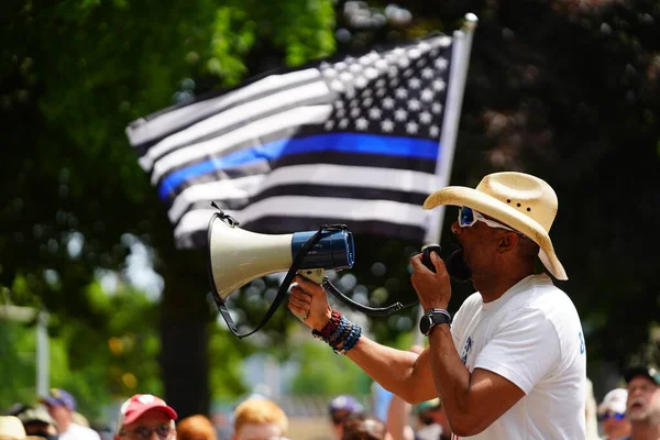 Kenosha, Wisconsin / ABD - 27 Haziran 2020: Milwaukee İlçe Şerifi David A. Clarke Jr. Mavi Yaşamlar için düzenlenen polis destek mitingine katıldı ve bir konuşma yaptı..
