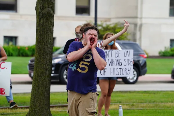 Kenosha, Wisconsin / ABD - 27 Haziran 2020: BLM destekçileri ve antifa mavi yaşamlı madde mitinginde destekçilerle çatışmaya girerken, yerel polis her iki taraf arasında bir bölünmeyi sürdürdü