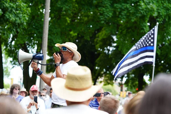 Kenosha, Wisconsin / ABD - 27 Haziran 2020: Milwaukee İlçe Şerifi David A. Clarke Jr. Mavi Yaşamlar için düzenlenen polis destek mitingine katıldı ve bir konuşma yaptı..