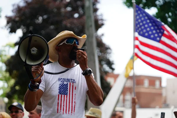 Kenosha, Wisconsin / ABD - 27 Haziran 2020: Milwaukee İlçe Şerifi David A. Clarke Jr. Mavi Yaşamlar için düzenlenen polis destek mitingine katıldı ve bir konuşma yaptı..