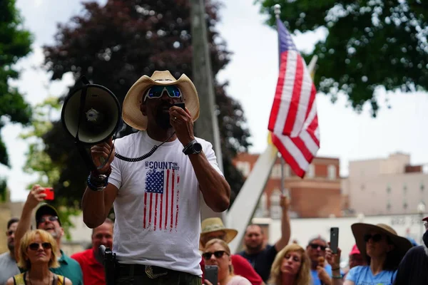 Kenosha, Wisconsin / ABD - 27 Haziran 2020: Milwaukee İlçe Şerifi David A. Clarke Jr. Mavi Yaşamlar için düzenlenen polis destek mitingine katıldı ve bir konuşma yaptı..