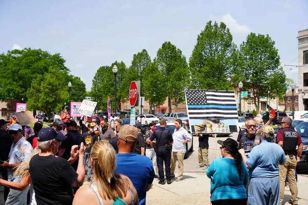 ケノーシャ ウィスコンシン アメリカ 2020年6月27日 多くのウィスコンシン州民がブルーライフのためのバッジラリーを支持し 市民センターパークで集結 — ストック写真