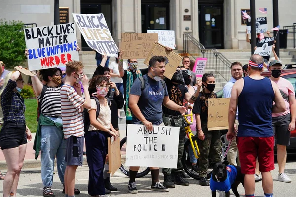 Kenosha, Wisconsin / ABD - 27 Haziran 2020: BLM destekçileri ve antifa mavi yaşamlı madde mitinginde destekçilerle çatışmaya girerken, yerel polis her iki taraf arasında bir bölünmeyi sürdürdü