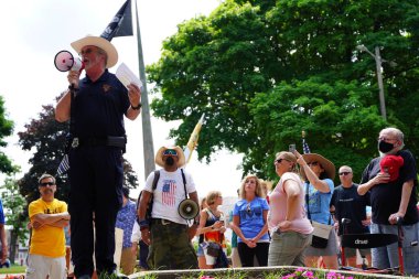 Kenosha, Wisconsin / ABD - 27 Haziran 2020: Milwaukee İlçe Şerifi David A. Clarke Jr. Mavi Yaşamlar için düzenlenen polis destek mitingine katıldı ve bir konuşma yaptı..